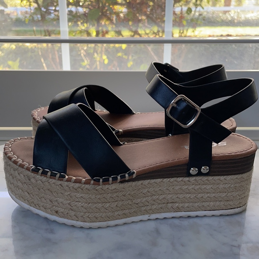 Buckle SODA black platform wedges
